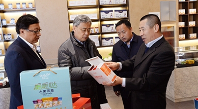 中國(guó)人民銀行黨委書記、中國(guó)銀保監(jiān)會(huì)主席郭樹清蒞臨公司調(diào)研產(chǎn)業(yè)化扶貧工作